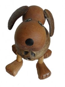 Spaarpot van kokosnoot en hout model hond,