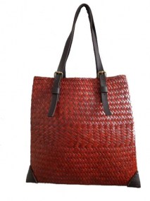 Prachtige handgemaakte tas van riet kleur rood bruin,